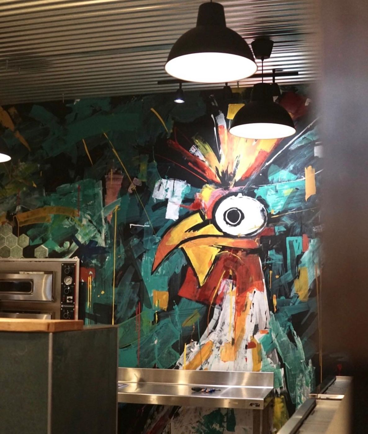 Mural del gallo junto al horno en el local de El Gallo Turuleco