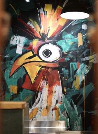 Mural del gallo pintado por Belén en El Gallo Turuleco